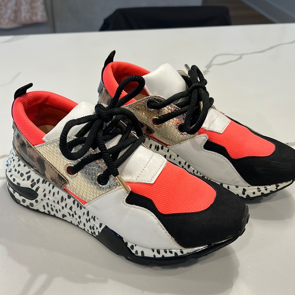 Steve Madden Cliff. Size 7